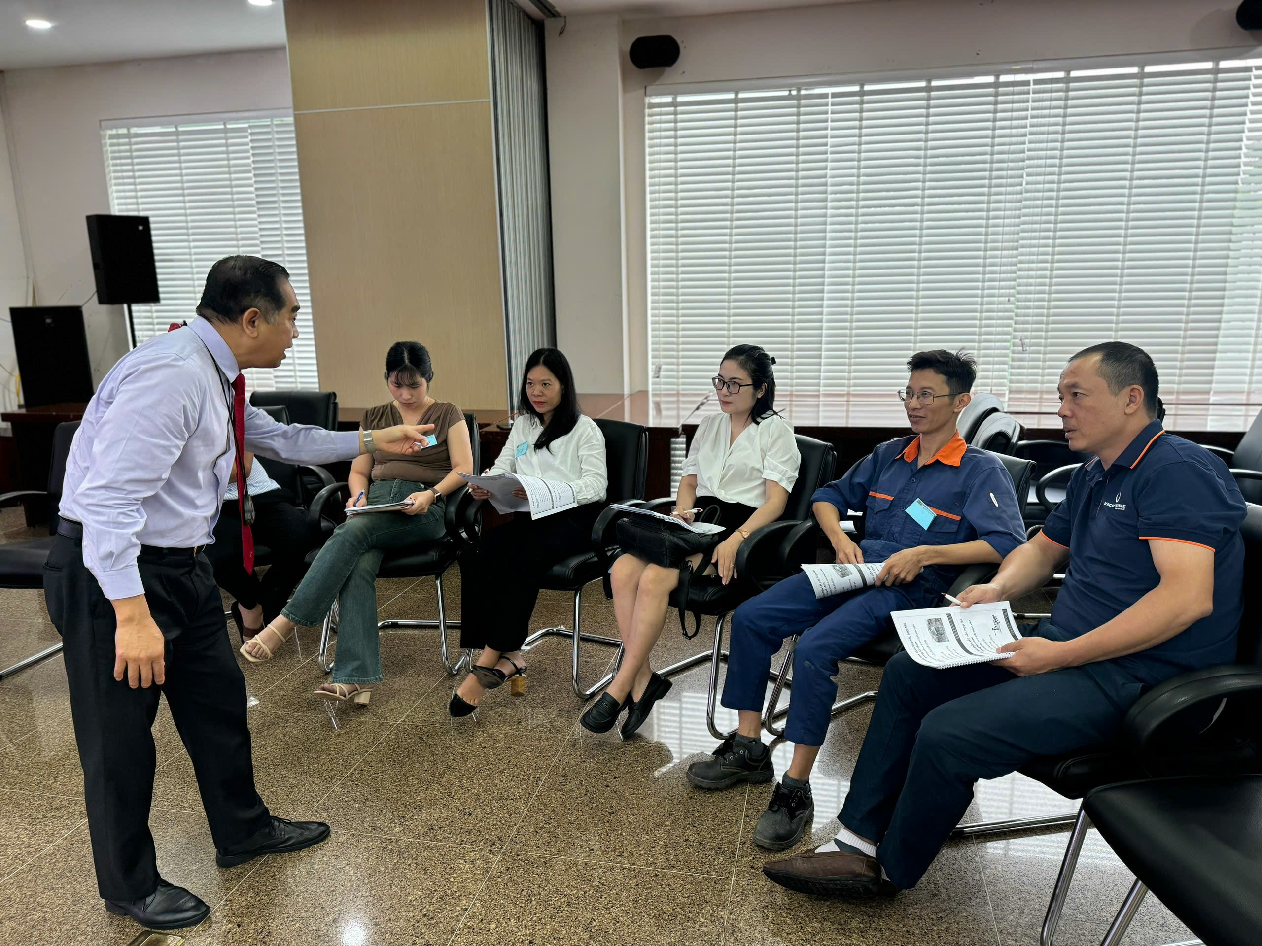 Giảng viên đồng hành cùng sinh viên